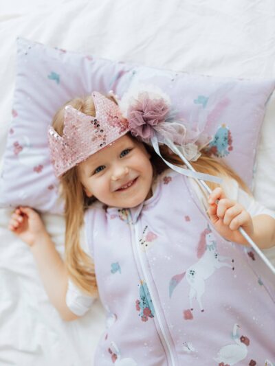 śpiworek z nogawkami, śpiworek wzór jednorożce, śpiworek na jesień, magiczne jednorożce, śpiworek 1,5 tog, 1 tog, 2,5 tog, śpiworek na zimę