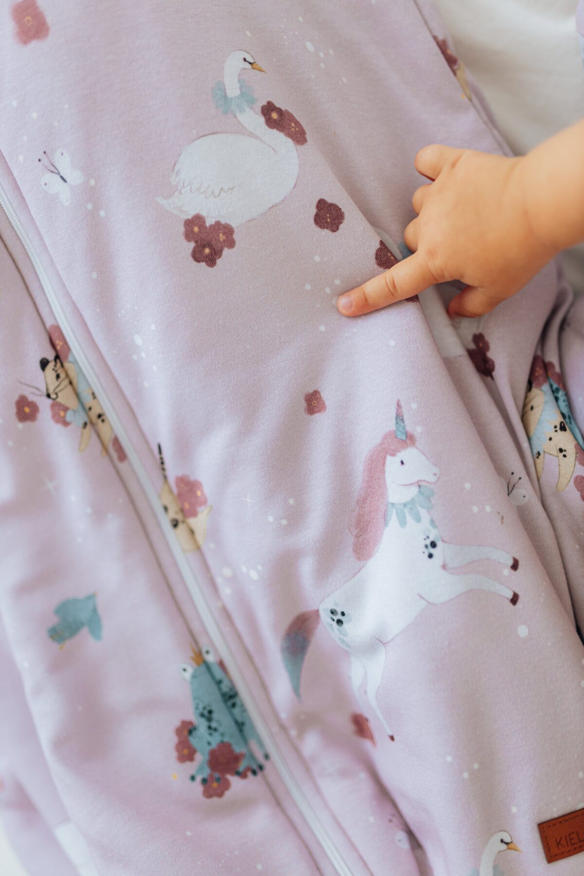 śpiworek z nogawkami, śpiworek wzór jednorożce, śpiworek na jesień, magiczne jednorożce, śpiworek 1,5 tog, 1 tog, 2,5 tog, śpiworek na zimę