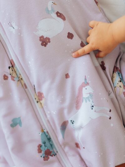 śpiworek z nogawkami, śpiworek wzór jednorożce, śpiworek na jesień, magiczne jednorożce, śpiworek 1,5 tog, 1 tog, 2,5 tog, śpiworek na zimę