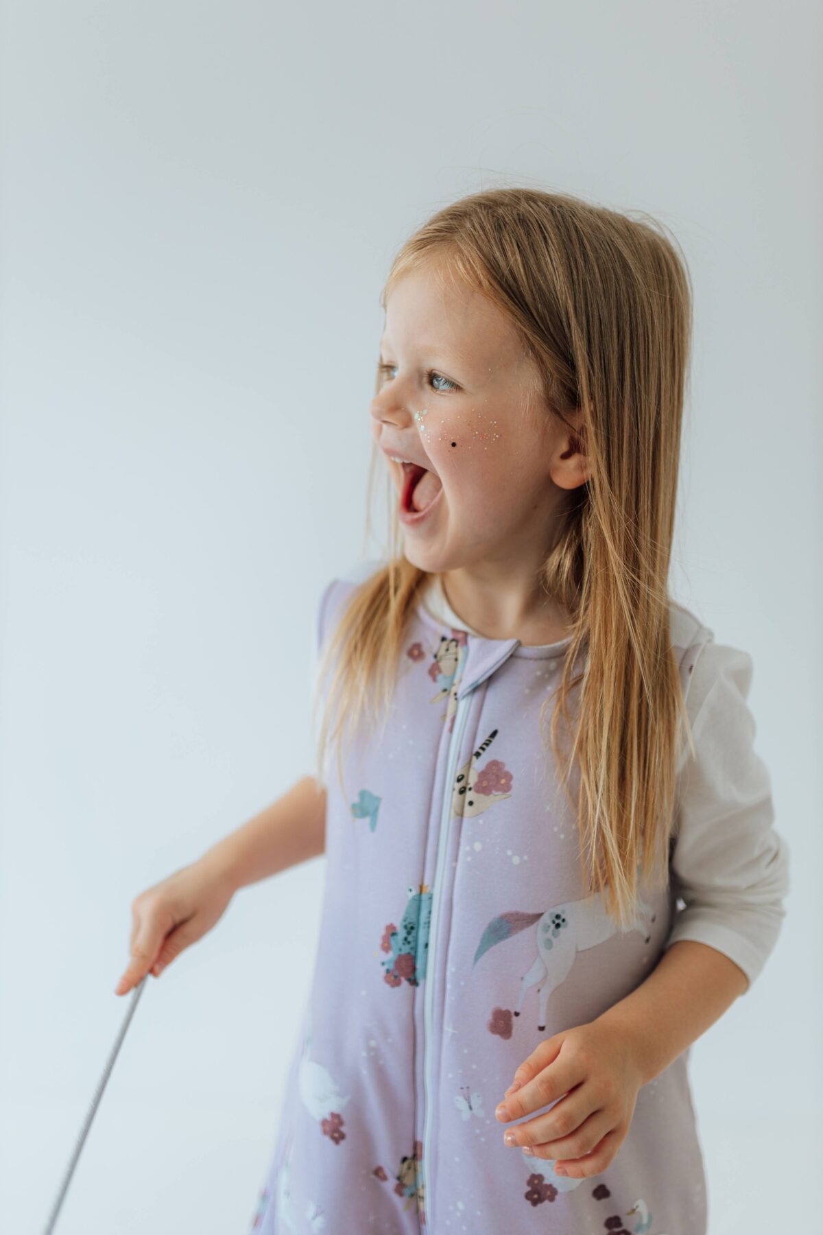 śpiworek z nogawkami, śpiworek wzór jednorożce, śpiworek na jesień, magiczne jednorożce, śpiworek 1,5 tog, 1 tog, 2,5 tog, śpiworek na zimę