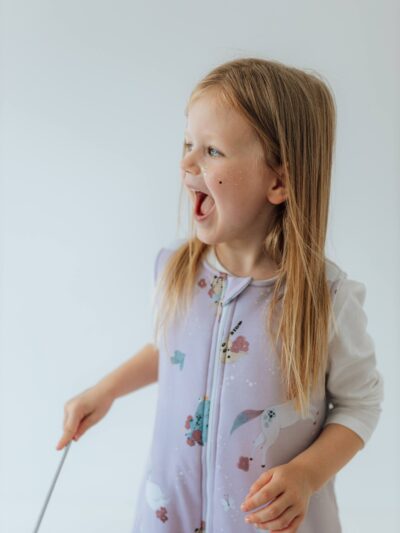 śpiworek z nogawkami, śpiworek wzór jednorożce, śpiworek na jesień, magiczne jednorożce, śpiworek 1,5 tog, 1 tog, 2,5 tog, śpiworek na zimę